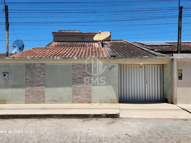 Imagem: A casa possui 4 Dormitórios, 1 Suíte, 2 Banheiros, 2