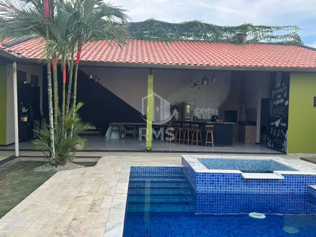 Imagem: A casa possui 3 Dormitórios, 3 Suítes, 1 Banheiro, 10m²