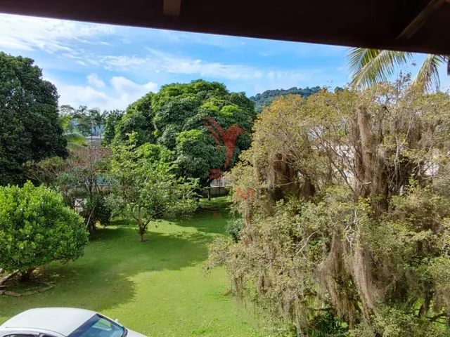 Imagem: A casa possui 4 Dormitórios, 1 Suíte, 3 Banheiros, 2
