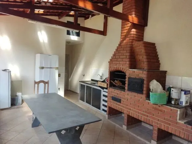 Imagem: A casa possui 5 Dormitórios, 4 Banheiros e está