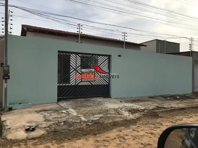 Imagem: A casa possui 3 Dormitórios, 3 Banheiros e está