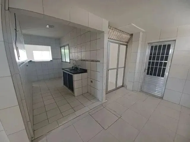 Imagem: A casa possui 3 Dormitórios, 2 Banheiros e está
