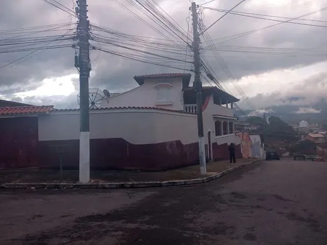 Imagem: A casa possui 5 Dormitórios e está localizado em Jardim