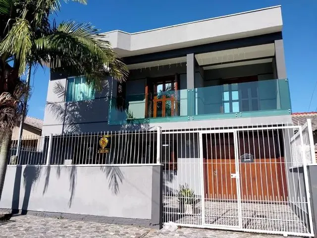 Imagem: A casa possui 3 Dormitórios, 3 Banheiros, 2 Vagas na