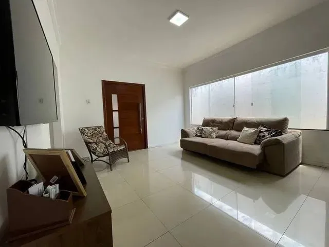 Imagem: A casa possui 3 Dormitórios, 2 Banheiros, 1 Vaga na