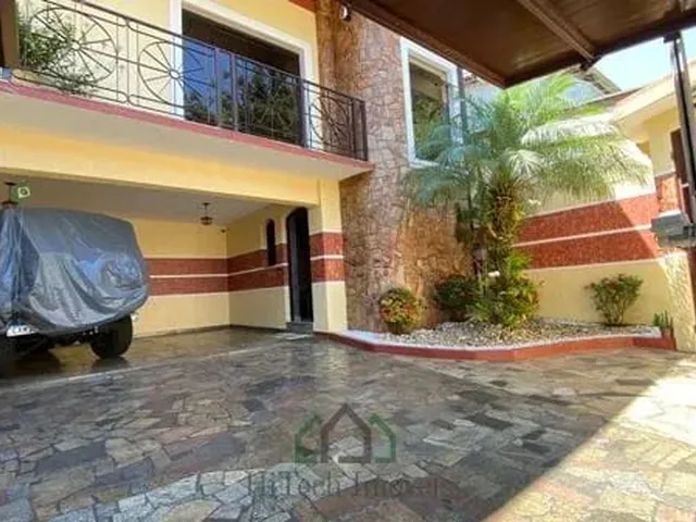 Imagem: A casa possui 4 Dormitórios, 1 Suíte, 4 Banheiros, 3