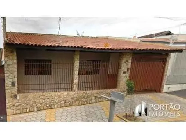 Imagem: A casa possui 2 Dormitórios, 1 Suíte, 2 Banheiros, 2