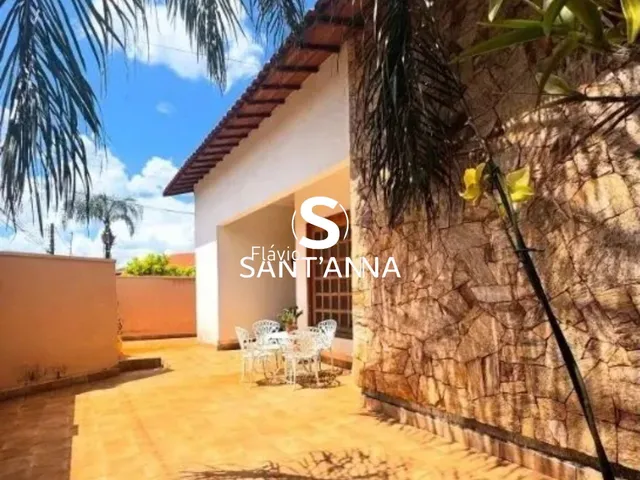 Imagem: A casa possui 3 Dormitórios, 1 Suíte, 2 Banheiros, 2