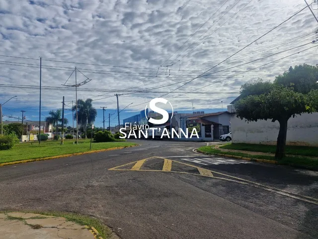 Imagem: O terreno possui 450m² de Área, Imóvel novo e está