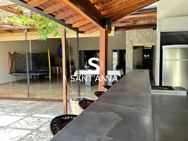 Imagem: A casa possui 4 Dormitórios, 1 Suíte, 3 Banheiros, 750m²
