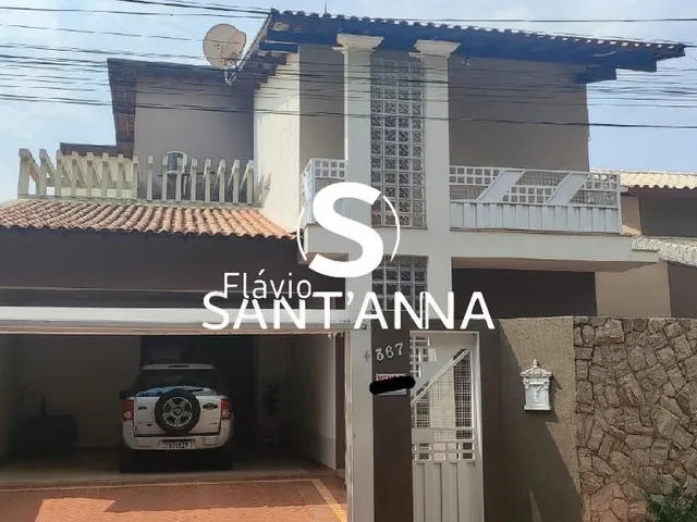 Imagem: A casa possui 3 Dormitórios, 1 Suíte, 3 Banheiros, 330m²