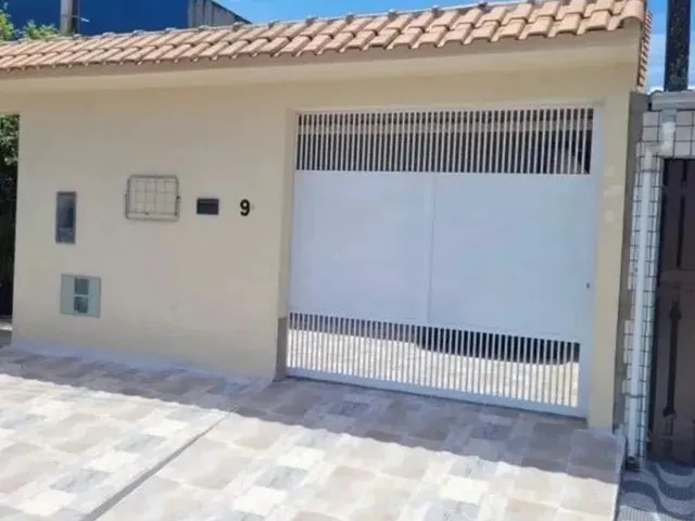 Imagem: A casa possui 2 Dormitórios, 2 Banheiros, 2 Vagas na