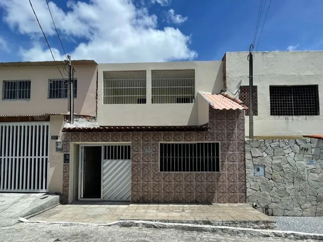 Imagem: A casa possui 5 Dormitórios, 2 Suítes, 3 Banheiros,