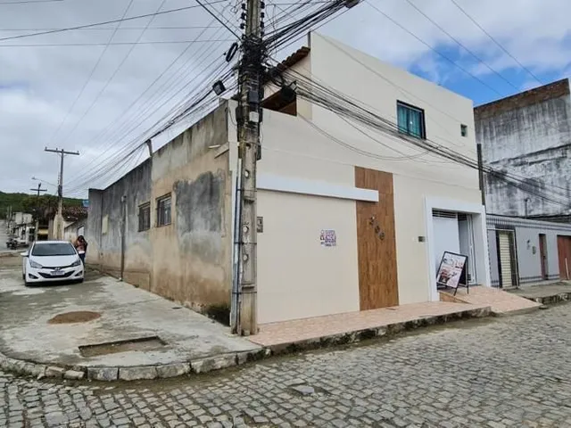 Imagem: A casa possui 6 Dormitórios, 2 Suítes, 3 Banheiros, 1