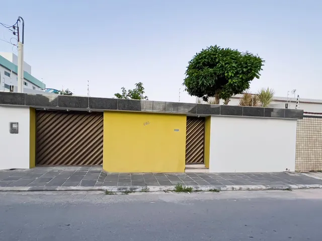Imagem: A casa possui 6 Dormitórios, 1 Suíte, 3 Banheiros, 4