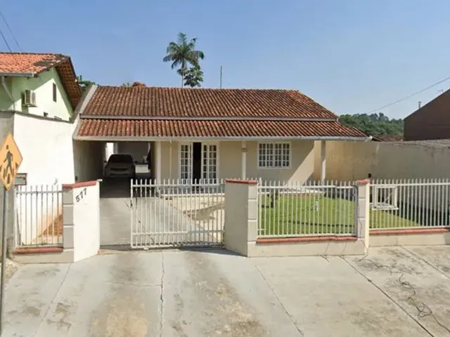 Imagem: A casa possui 3 Dormitórios, 2 Banheiros, 3 Vagas na