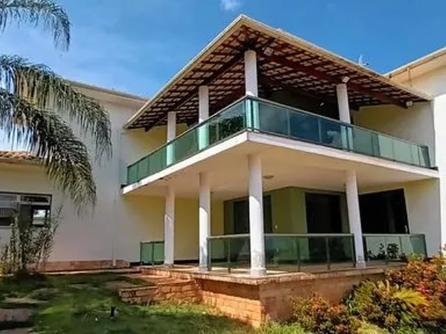 Imagem: Casa com 8 Quartos e 6 Banheiros À Venda