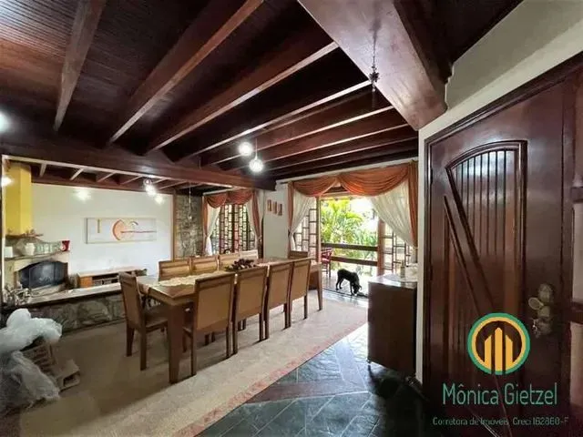 Imagem: A casa em condomínio possui 5 Dormitórios, 5 Banheiros, 5