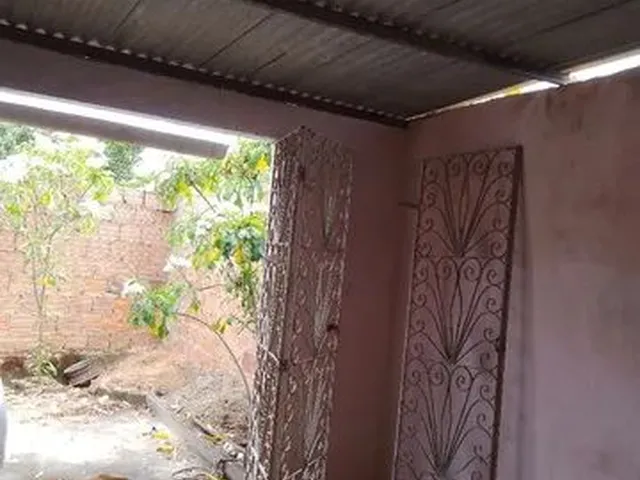 Imagem: A casa possui 2 Dormitórios, 1 Banheiro, 1 Vaga na garagem