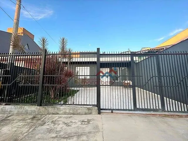 Imagem: A casa possui 3 Dormitórios, 1 Suíte, 2 Banheiros, 2