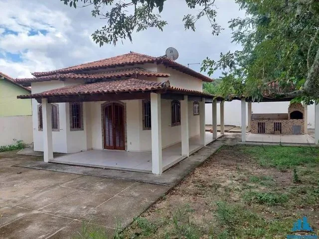 Imagem: A casa possui 2 Dormitórios, 1 Suíte, 3 Banheiros, 2
