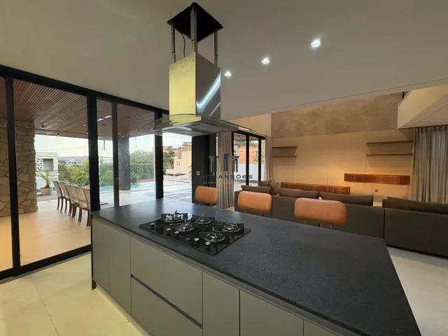 Imagem 11: Casa de Alto Padrão, Nova e Mobiliada com 4 Suítes e Piscina Suspensa em Alphavi