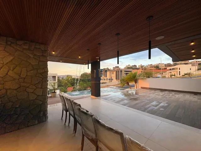 Imagem 12: Casa de Alto Padrão, Nova e Mobiliada com 4 Suítes e Piscina Suspensa em Alphavi