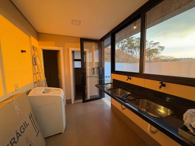 Imagem 10: Casa de Alto Padrão, Nova e Mobiliada com 4 Suítes e Piscina Suspensa em Alphavi