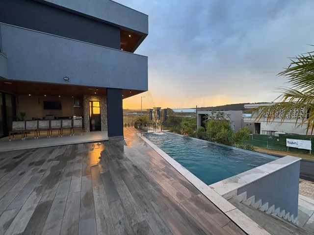 Imagem 7: Casa de Alto Padrão, Nova e Mobiliada com 4 Suítes e Piscina Suspensa em Alphavi
