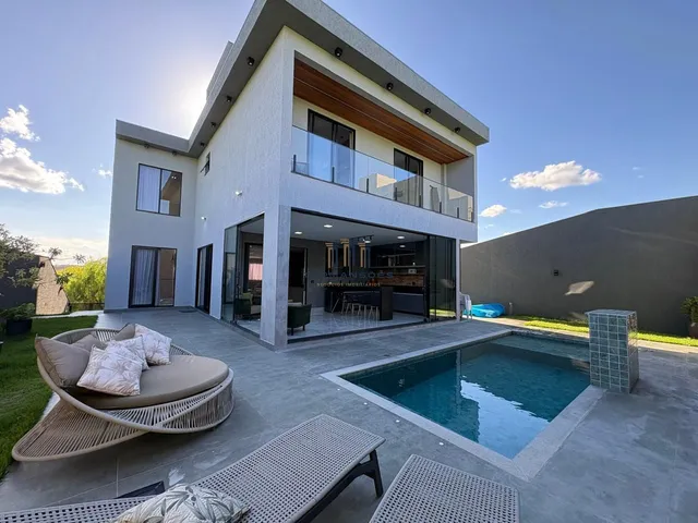 Imagem: Casa de alto padrão, moderna com piscina