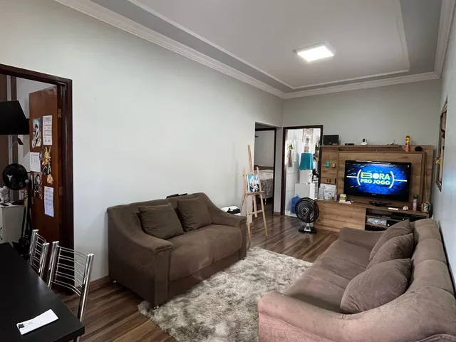 Imagem: A casa possui 4 Dormitórios, 1 Suíte, 2 Banheiros, 2