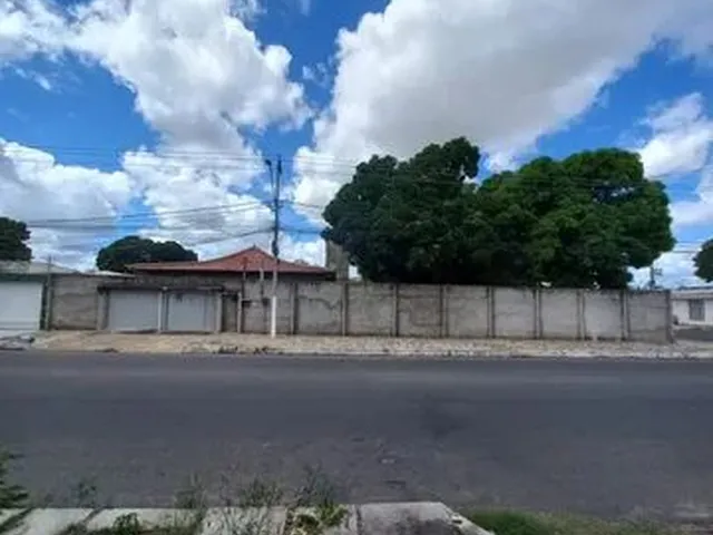 Imagem: A casa possui 3 Dormitórios, 3 Suítes, 1 Banheiro, 5