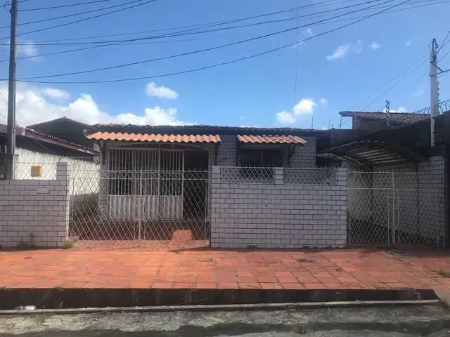Imagem: A casa possui 3 Dormitórios, 1 Suíte, 2 Banheiros, 2