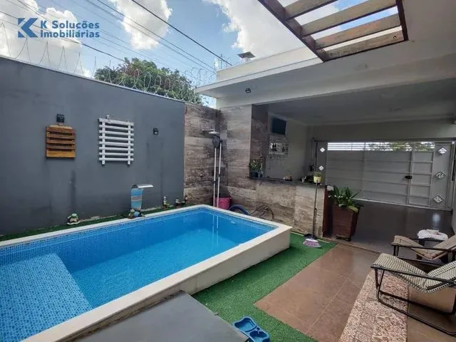 Imagem: A casa possui 3 Dormitórios, 1 Suíte, 3 Banheiros, 2
