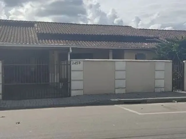Imagem: A casa possui 3 Dormitórios, 1 Suíte, 2 Banheiros, 2