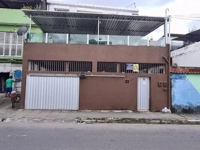 Imagem: A casa possui 3 Dormitórios, 1 Suíte, 2 Banheiros, 5