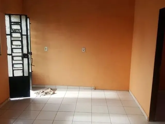Imagem: A casa possui 1 Dormitório, 1 Banheiro, 1 Vaga na garagem