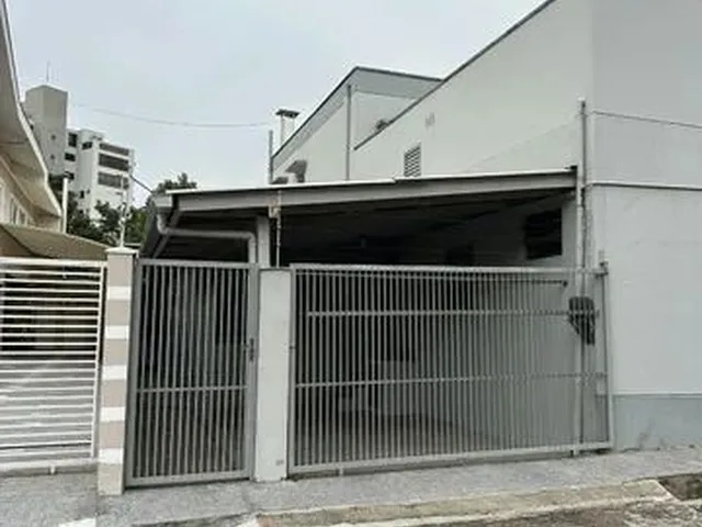 Imagem: A casa possui 1 Dormitório, 1 Banheiro, 1 Vaga na garagem