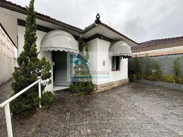 Imagem: A casa possui 4 Dormitórios, 3 Banheiros, 4 Vagas na