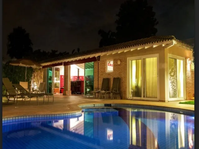 Imagem 3: Casa em condominio espaçosa e aconchegante conta com 4 suites amplos, perfeitos para