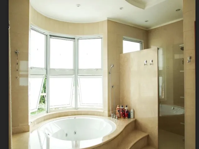 Imagem 5: Casa em condominio espaçosa e aconchegante conta com 4 suites amplos, perfeitos para