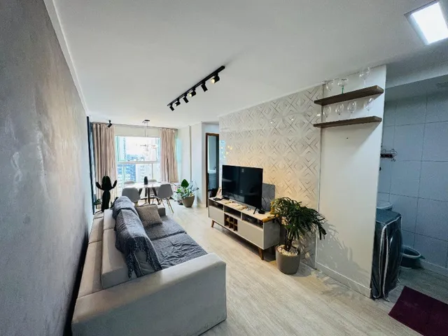 Imagem: O apartamento possui 2 Dormitórios, 1 Suíte, 2 Banheiros,