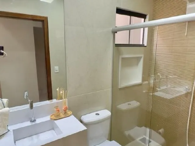 Imagem 2: Casa Moderna, Dentro de Condomínio, 3 Suítes, Lazer Completo, Lote de 400m² na Rua 04
