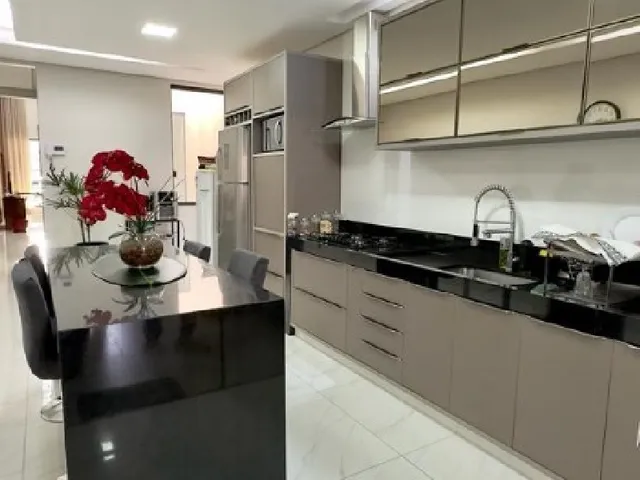 Imagem 3: Casa Moderna, Dentro de Condomínio, 3 Suítes, Lazer Completo, Lote de 400m² na Rua 04