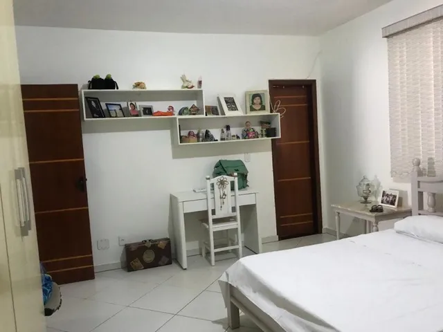Imagem 2: Casa com 2 Andares, Dentro de Condomínio, 5 Quartos, Lote de 400m², Boa Localização
