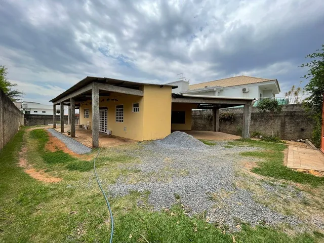 Imagem 3: Casa Térrea com 2 Suítes, Lote de 781m², Dentro de Condomínio Vazado Para a Via