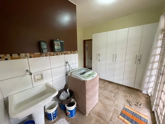 Imagem 2: Casa Térrea com 2 Suítes, Lote de 781m², Dentro de Condomínio Vazado Para a Via