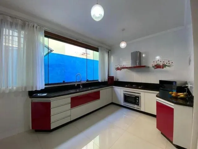 Imagem 2: Casa Excelente com 3 Quartos, Lazer Completo, Toda no Porcelanato, Dentro de Condomínio