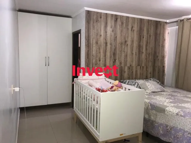 Imagem 3: Casa com 2 Pavimentos, 6 Quartos, Lote de 1.000m², Dentro de Condomínio Vazado Para a
