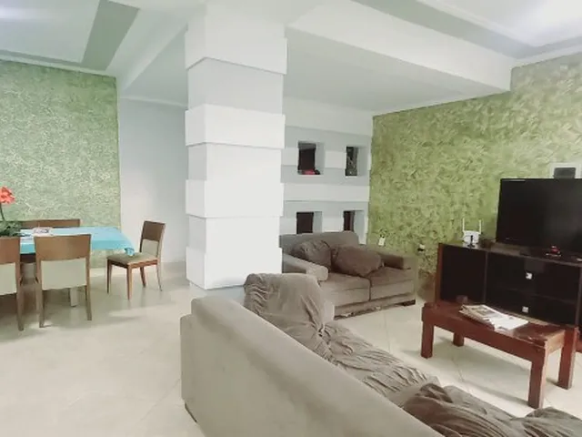 Imagem 2: Casa com 3 Suítes, Ótima Localização, Dentro de Condomínio, Churrasqueira, Lote de